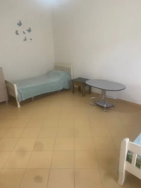 Jepet me Qera Hyrje 2+1 ne Porcelan afer UET (Shtëpi Private),  450 Euro