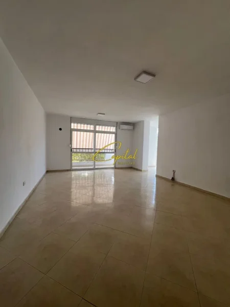 Tirane, jepet me qera zyre Kati 5, 140 m² 1.000 € (ISH EKSPOZITA)