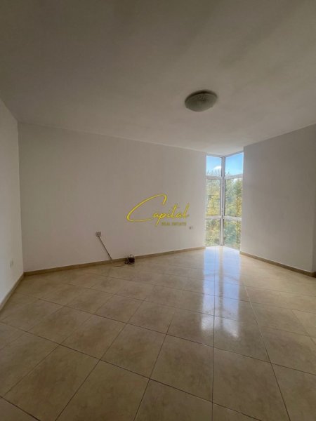 Tirane, jepet me qera zyre Kati 5, 140 m² 1.000 € (ISH EKSPOZITA)