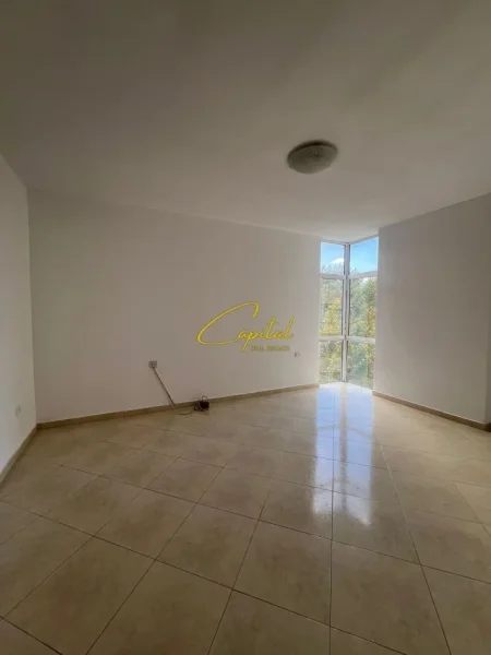 Tirane, jepet me qera zyre Kati 5, 140 m² 1.000 € (ISH EKSPOZITA)