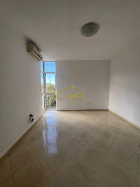 Tirane, jepet me qera zyre Kati 5, 140 m² 1.000 € (ISH EKSPOZITA)