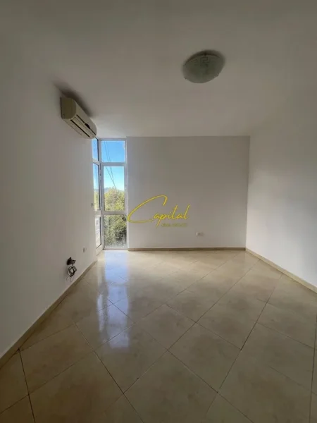 Tirane, jepet me qera zyre Kati 5, 140 m² 1.000 € (ISH EKSPOZITA)