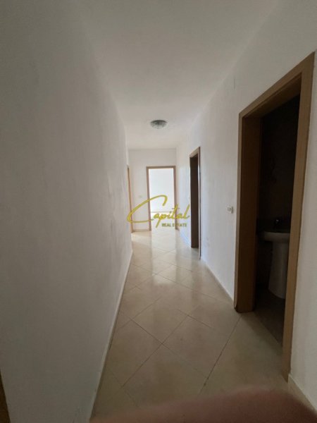 Tirane, jepet me qera zyre Kati 5, 140 m² 1.000 € (ISH EKSPOZITA)