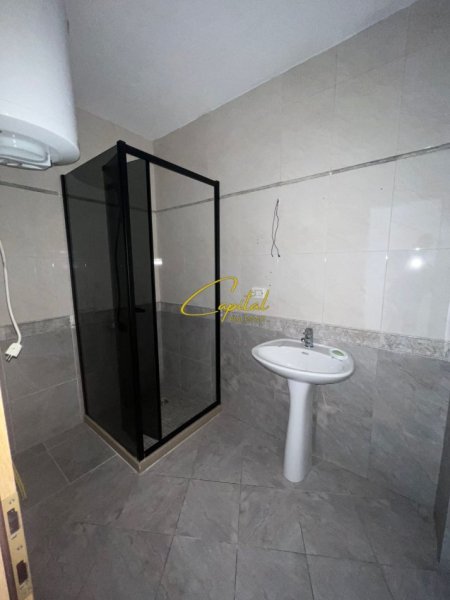 Tirane, jepet me qera zyre Kati 5, 140 m² 1.000 € (ISH EKSPOZITA)