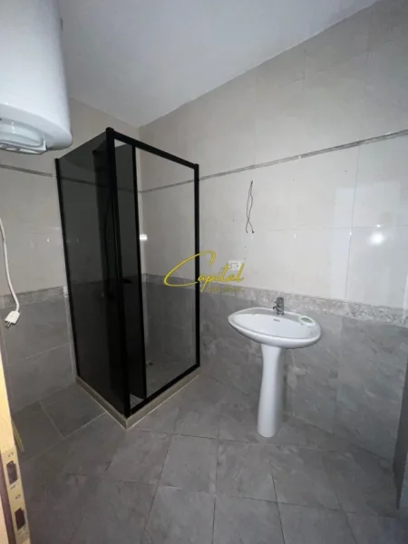 Tirane, jepet me qera zyre Kati 5, 140 m² 1.000 € (ISH EKSPOZITA)
