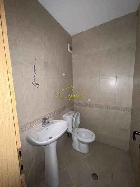 Tirane, jepet me qera zyre Kati 5, 140 m² 1.000 € (ISH EKSPOZITA)