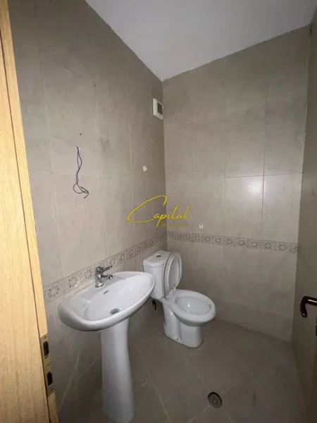 Tirane, jepet me qera zyre Kati 5, 140 m² 1.000 € (ISH EKSPOZITA)