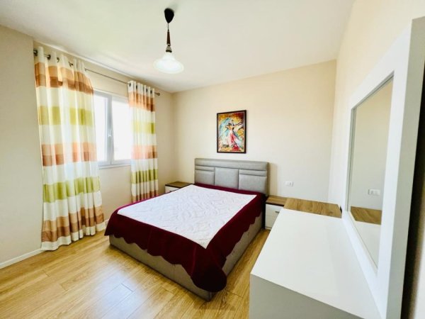 Tirane, jepet me qera apartament 2+1+Aneks+Ballkon Kati 5, 114 m² 720 € (Liqeni i Thate)