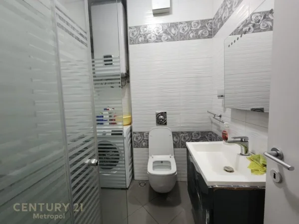 Tirane, jepet me qera apartament 2+1 Kati 8, 120 m² 750 € (Rr.Muhamet Gjollesha)