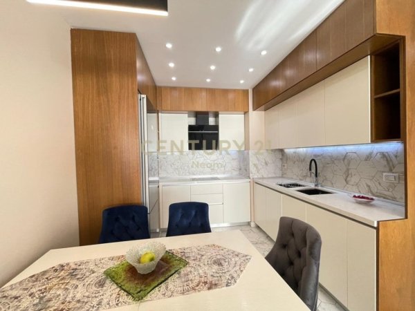 Tirane, jepet me qera apartament 3+1+Aneks+Ballkon Kati 5, 119 m² 800 € (Rezidenca Tower Bridge 2)