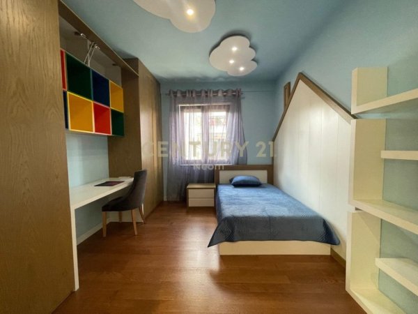 Tirane, jepet me qera apartament 3+1+Aneks+Ballkon Kati 5, 119 m² 800 € (Rezidenca Tower Bridge 2)