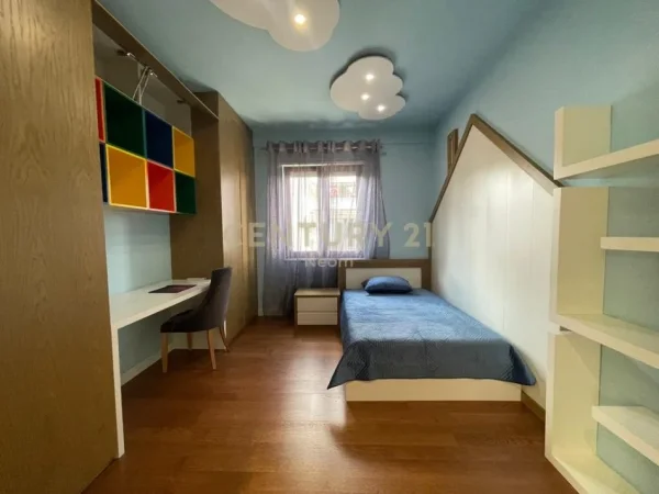 Tirane, jepet me qera apartament 3+1+Aneks+Ballkon Kati 5, 119 m² 800 € (Rezidenca Tower Bridge 2)