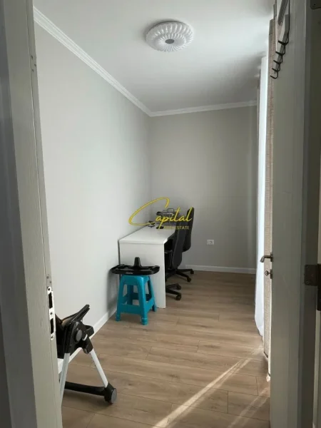 Tirane, jepet me qera apartament 2+1 Kati 4, 80 m² 500 € (YZBERISHT)