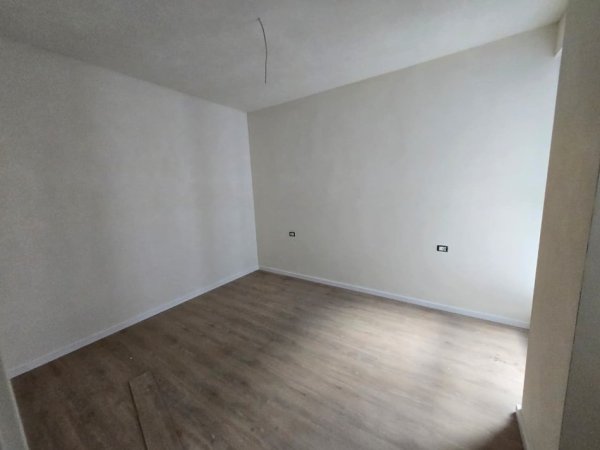 Tirane, jepet me qera apartament 1+1 Kati 3, 65 m² 650 € (Kika 2 tek Komuna e Parisit.)