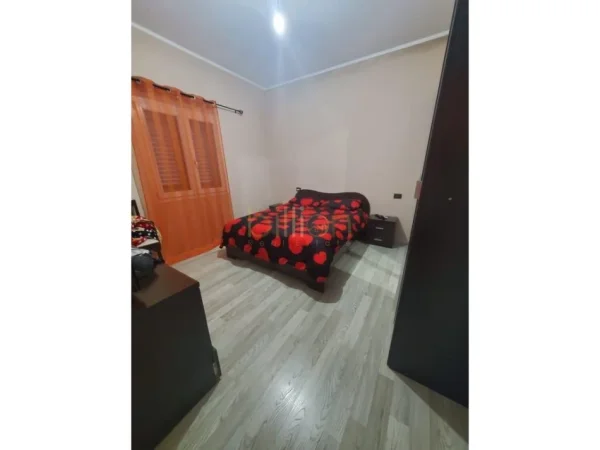 Tirane, jepet me qera 2 Katshe , 800 m² 1.000 € (Sauk)
