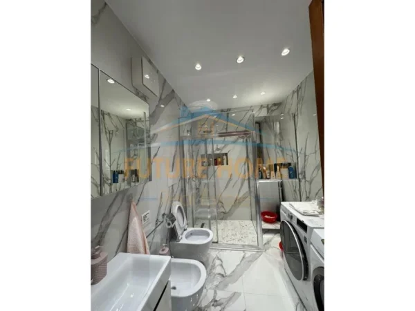 Tirane, jepet apartament me qera 2+1+2 Bllok, Tiranë