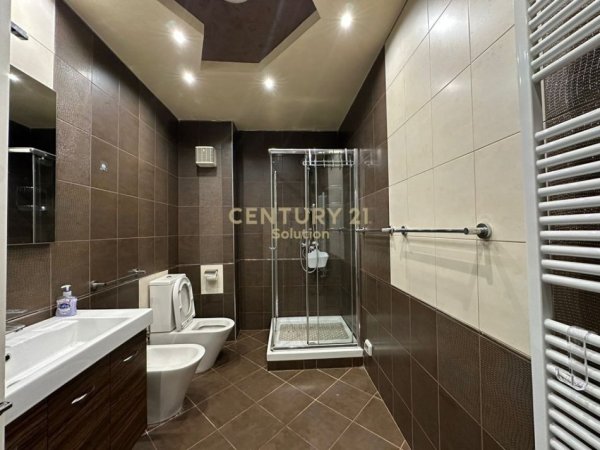 Tirane, jepet me qera apartament 2+1 Kati 4, 115 m² 1.000 € (Kopshti Botanik)