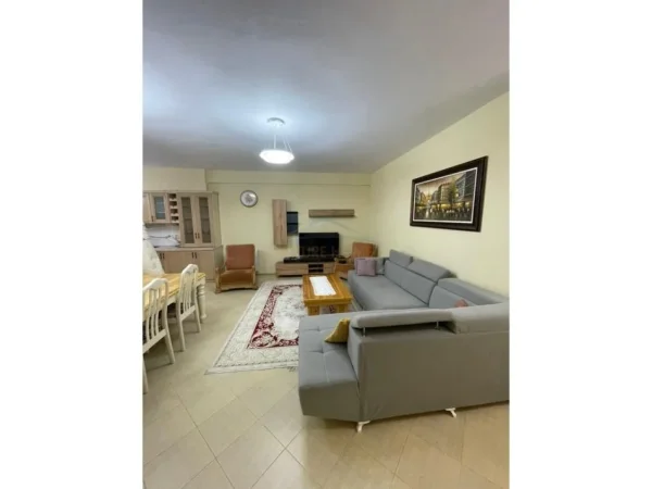 Tirane, jepet me qera apartament 2+1 Kati 2, 100 m² 700 € (KODRA E DIELLIT)
