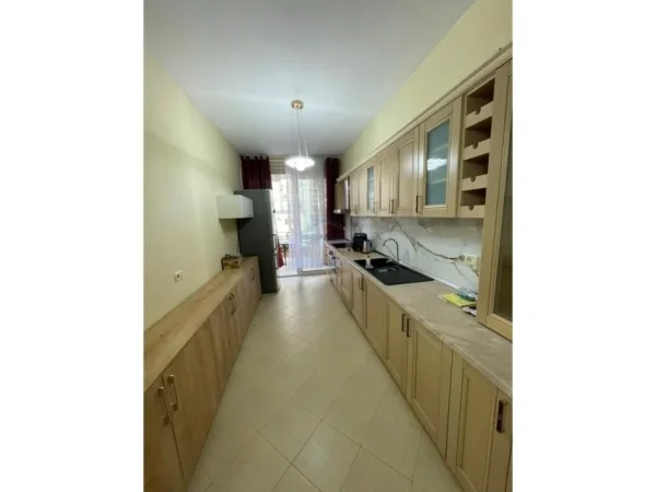 Tirane, jepet me qera apartament 2+1 Kati 2, 100 m² 700 € (KODRA E DIELLIT)