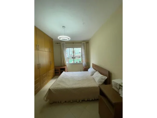 Tirane, jepet me qera apartament 2+1 Kati 2, 100 m² 700 € (KODRA E DIELLIT)