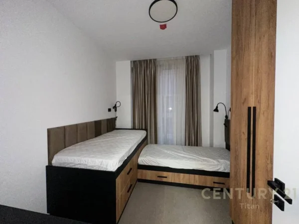 Tirane, jepet me qera apartament 2+1+Aneks+Ballkon Kati 1, 99 m² 1.350 € (Liqeni i thate)