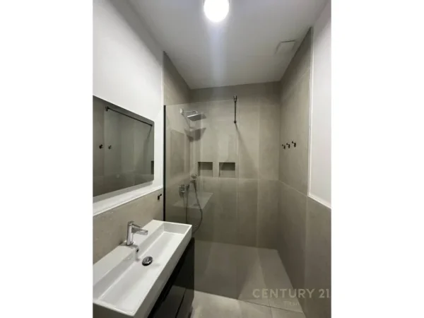 Tirane, jepet me qera apartament 2+1+Aneks+Ballkon Kati 1, 99 m² 1.350 € (Liqeni i thate)