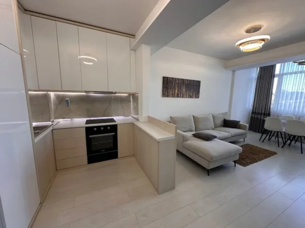 Tirane, jepet me qera apartament Kati 5, 44 m² 700 € (Blloku)