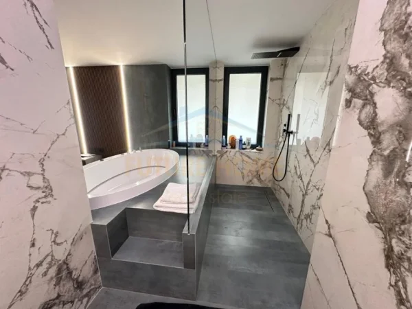 Tirane, shitet apartament 3+1+3 Kati 6, 390 m² 850.000 € (liqeni i thate)
