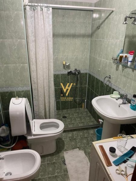 Tirane, jepet me qera apartament 2+1+Ballkon Kati 2, 102 m² 600 € (SHKOLLA E KUQE)