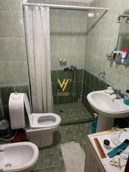 Tirane, jepet me qera apartament 2+1+Ballkon Kati 2, 102 m² 600 € (SHKOLLA E KUQE)