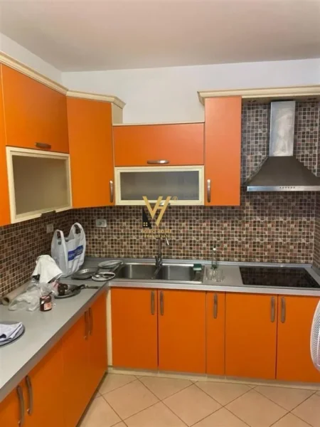 Tirane, jepet me qera apartament 2+1+Ballkon Kati 2, 102 m² 600 € (SHKOLLA E KUQE)