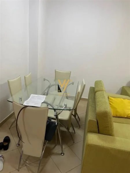 Tirane, jepet me qera apartament 2+1+Ballkon Kati 2, 102 m² 600 € (SHKOLLA E KUQE)