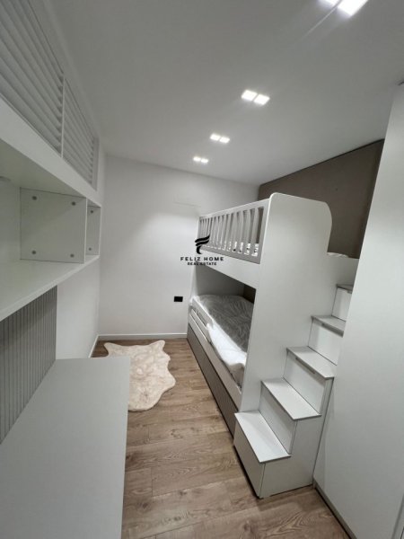 Tirane, jepet me qera apartament 2+1 Kati 1, 100 m² 800 € (LIQENII FARKES)