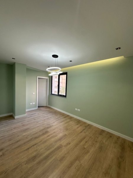 Tirane, shitet apartament 3+1 Kati 4, 132 m² 200.000 € (Astir)