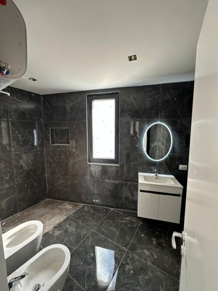 Tirane, shitet apartament 3+1 Kati 4, 132 m² 200.000 € (Astir)