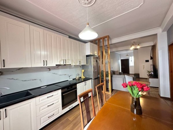 Tirane, jepet me qera apartament 2+1 Kati 2, 115 m² 550 € (5 Maj)