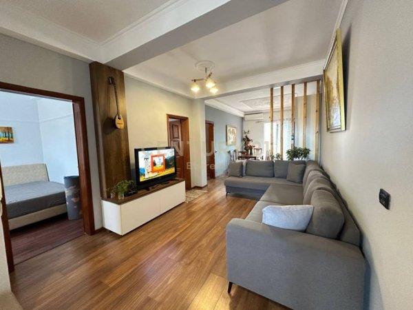 Tirane, jepet me qera apartament 2+1 Kati 2, 115 m² 550 € (5 Maj)