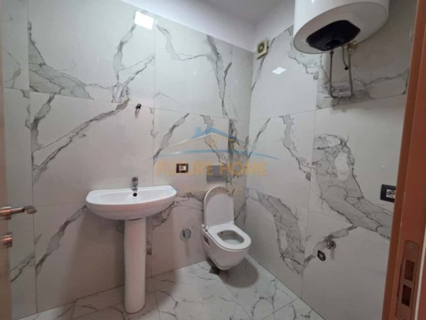 Tirane, jepet me qera zyre Kati 6, 94 m² 1.000 € (MYSLYM SHYRI)