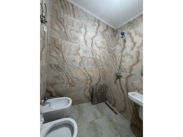 Tirane, jepet me qera apartament 2+1 Kati 4, 108 m² 600 € (Astir , Vila L)