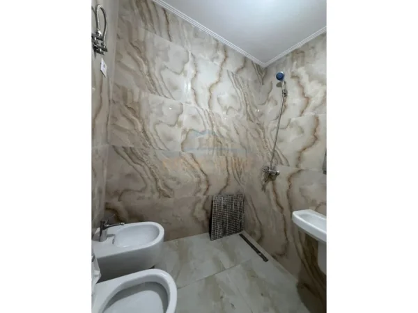 Tirane, jepet me qera apartament 2+1 Kati 4, 108 m² 600 € (Astir , Vila L)