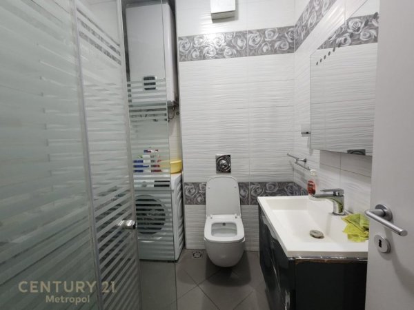 Tirane, jepet me qera apartament 2+1 Kati 8, 120 m² 750 € (Rr. Muhamed Gjollesha)