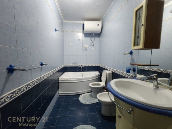 Tirane, jepet me qera apartament 2+1 Kati 8, 120 m² 750 € (Rr. Muhamed Gjollesha)