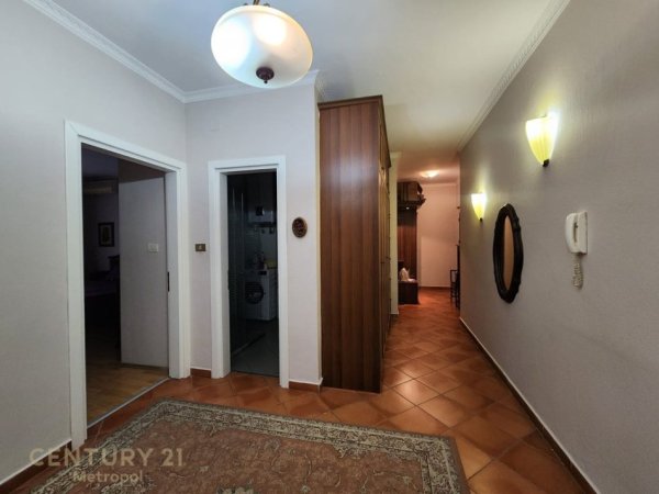 Tirane, jepet me qera apartament 2+1 Kati 8, 120 m² 750 € (Rr. Muhamed Gjollesha)