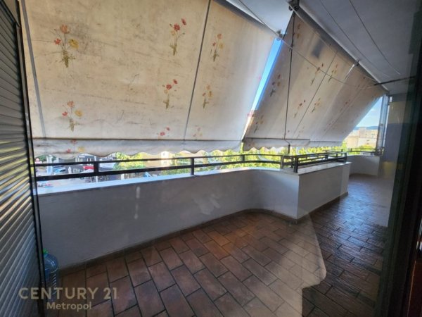 Tirane, jepet me qera apartament 2+1 Kati 8, 120 m² 750 € (Rr. Muhamed Gjollesha)