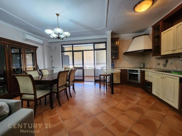 Tirane, jepet me qera apartament 2+1 Kati 8, 120 m² 750 € (Rr. Muhamed Gjollesha)