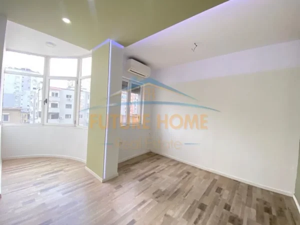 Tirane, jepet me qera ambjent biznesi Kati 4, 120 m² 1.400 € (Sheshi Willson)