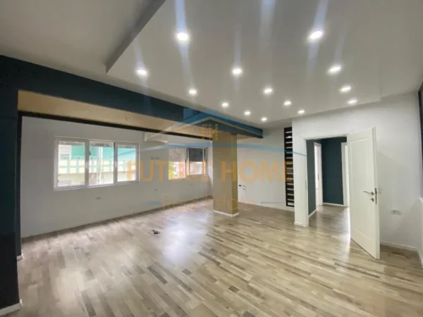 Tirane, jepet me qera ambjent biznesi Kati 4, 120 m² 1.400 € (Sheshi Willson)
