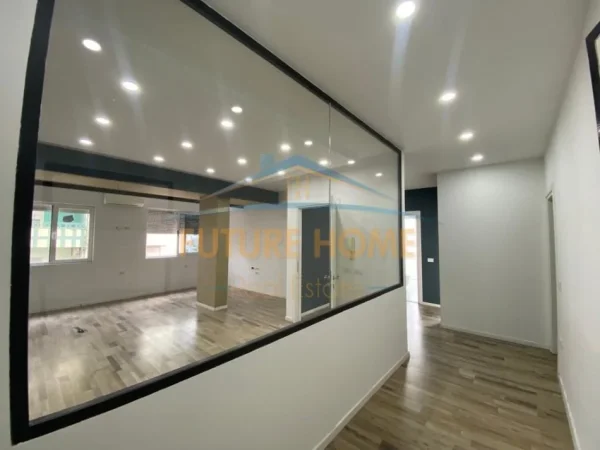 Tirane, jepet me qera ambjent biznesi Kati 4, 120 m² 1.400 € (Sheshi Willson)