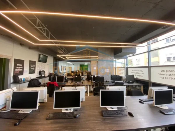 Shqiperi, shitet ambjent biznesi , 380 m² (Komuna Parisit)