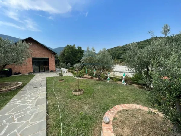 Tirane, shitet bar-resorant Kati 0, 1.000 m² 400.000 € (IBE E POSHTME)